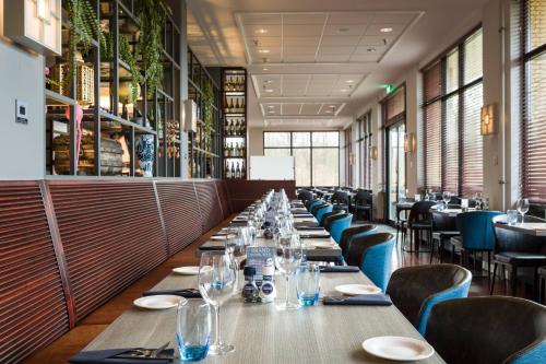 Un restaurante u otro lugar para comer en Courtyard by Marriott Amsterdam Airport