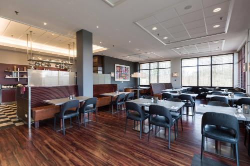 Un restaurante u otro lugar para comer en Courtyard by Marriott Amsterdam Airport
