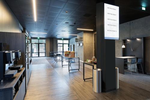 Un lugar para sentarse en Courtyard by Marriott Amsterdam Airport