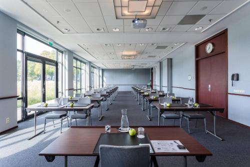 El área de trabajo o centro de convenciones de Courtyard by Marriott Amsterdam Airport
