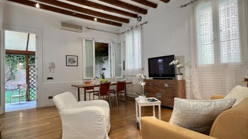 un soggiorno con divano e tavolo di City Apartments Rialto a Venezia