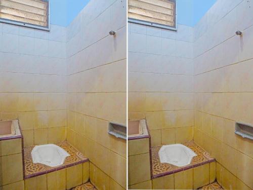 duas fotos de um chuveiro com um WC dentro em SPOT ON 92340 Lida Hotel em Medan
