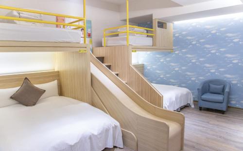 a room with two bunk beds and a staircase at Hub Hotel Zhongli in Zhongli