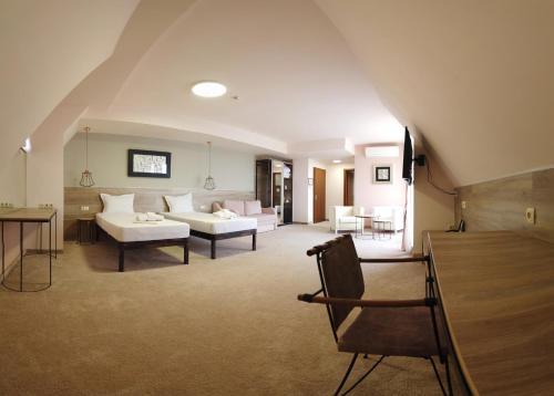 ein großes Wohnzimmer mit einem weißen Sofa und Stühlen in der Unterkunft Clepsydra Residence in Plowdiw