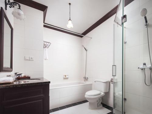 暹粒的住宿－吳哥城堡住宿酒店，带浴缸、卫生间和盥洗盆的浴室
