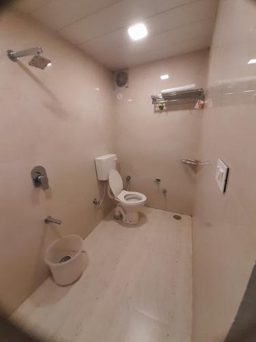 baño con aseo y cubo de basura en Hotel Shree, en Hisār