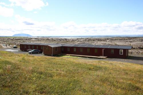 un bâtiment au milieu d'un champ dans l'établissement Hlíd Hostel, à Mývatn