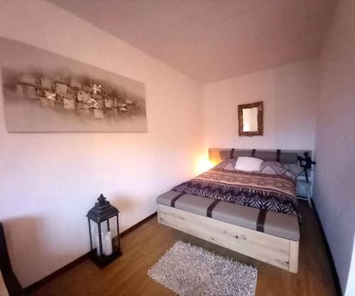ein Schlafzimmer mit einem Bett in einem Zimmer in der Unterkunft Grand studio refait à neuf in Valdeblore