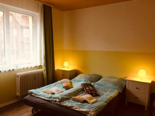 Katil atau katil-katil dalam bilik di Ferienhaus am Fluss mit traumhafter Dachterrasse ,Garten und Grill