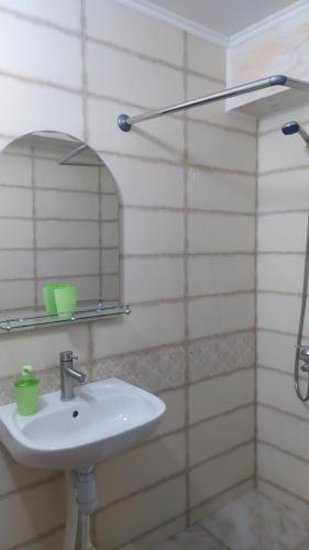 ein Bad mit einem Waschbecken und einem Spiegel in der Unterkunft уютная комфортная квартира студия in Chişinău