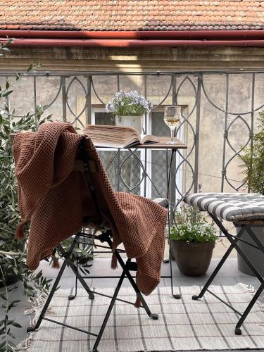 una mesa en un balcón con una copa de vino en B4room en Bochnia