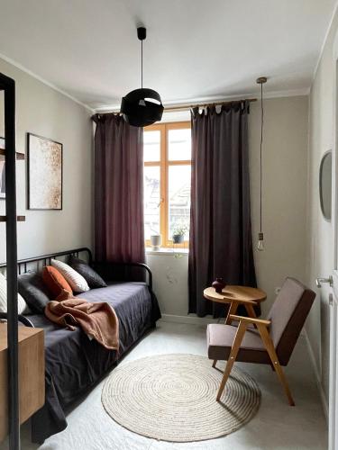 um quarto com uma cama, uma mesa e uma janela em B4room em Bochnia