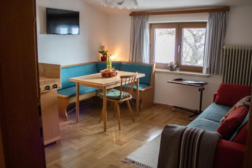 a living room with a table and a couch at Wohnung mit Bergblick im Haus Sonne in Reith bei Seefeld