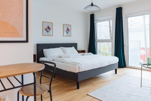 sypialnia z łóżkiem, stołem i krzesłami w obiekcie Modern Apartment with free garage w Wiedniu
