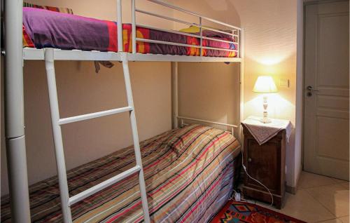 モンレジョにあるGorgeous Home In Montrjeau With Wifiのベッドルーム1室(二段ベッド2組、ランプ付)