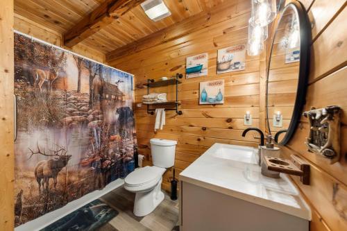 A bathroom at Serenity, A Rustic Log Cabin Retreat