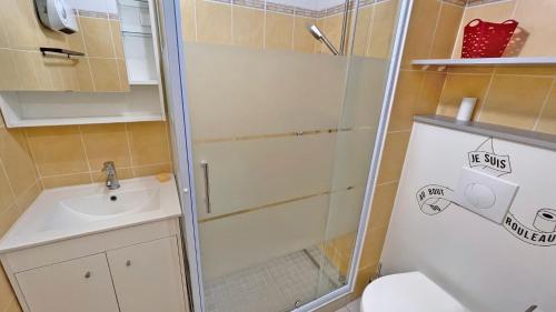 La salle de bains est pourvue d'une douche, d'un lavabo et de toilettes. dans l'établissement Santa Cruz, à Sainte-Maxime