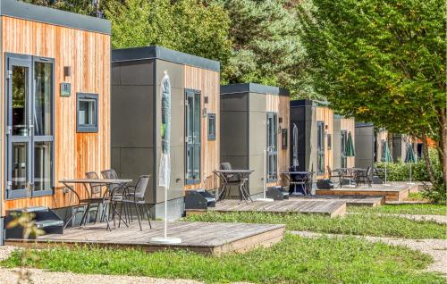 eine Reihe modularer Gebäude mit Tischen und Stühlen in der Unterkunft Tiny Haus 37 Am Brombachsee in Pleinfeld