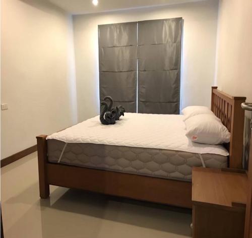 ein Schlafzimmer mit einem Bett in einem Zimmer in der Unterkunft Khanom Beach Residence Condo - Spacious 1-bedroom in Khanom