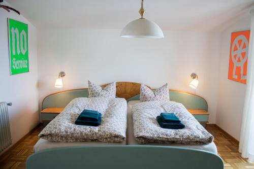 מיטה או מיטות בחדר ב-Wohnung mit Bergblick im Haus Sonne