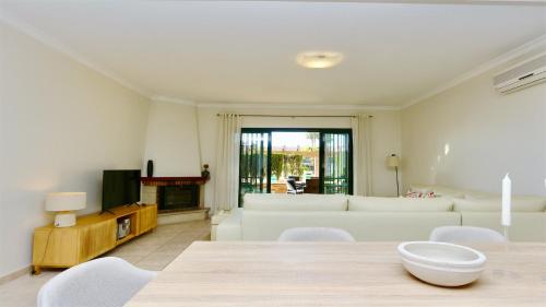 Los Olivos Del Golf 249- CleverDetails, Sleeps 6 Adults 1 Child