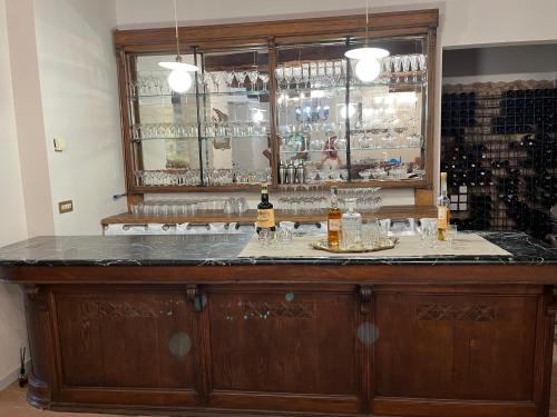 a bar with a counter with bottles of wine at Parulia Country House in Arezzo