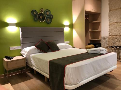 ein Schlafzimmer mit einem großen Bett mit grünen Wänden in der Unterkunft Hotel Villa México 