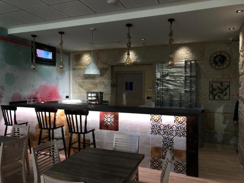 um bar num restaurante com mesas e cadeiras em Hotel Villa México em Faramentaos