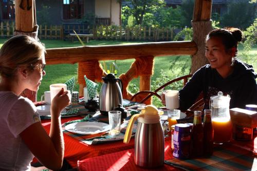 Ein Mann und eine Frau sitzen an einem Tisch in der Unterkunft The Vijiji Center Lodge & Safari in Arusha