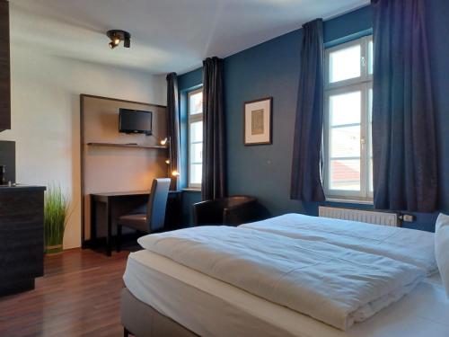 1 dormitorio con 1 cama y escritorio en una habitación en Hotel Klosterpost en Maulbronn