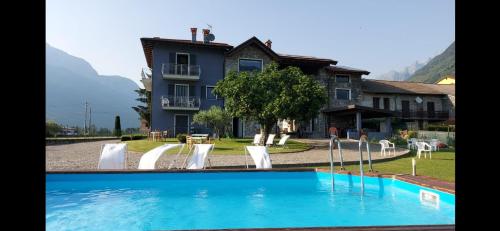 - une piscine en face d'une maison dans l'établissement B&B Zia Vivina, à Sorico