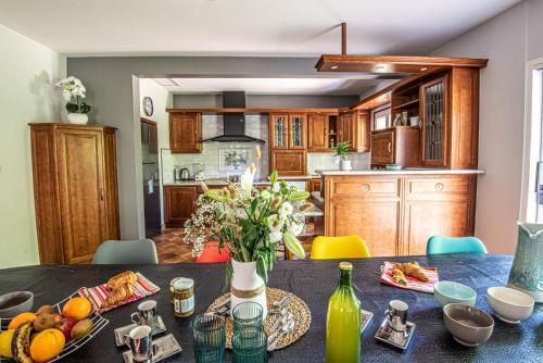 a kitchen with a table with a vase of flowers at Maison familiale in Moncoutant