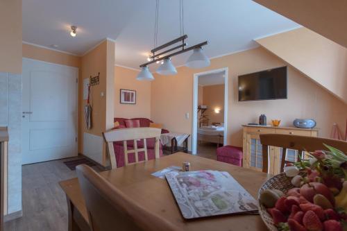 Villa-Senta-Apartment-13 في كولونغسبورن: غرفة معيشة وغرفة طعام مع طاولة
