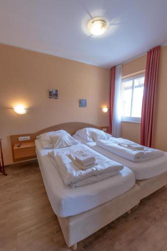 a bedroom with two beds in a room at Villa-Senta-Apartment-13 in Kühlungsborn