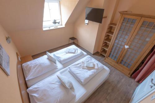 um quarto com 2 camas brancas e uma janela em Villa-Senta-Apartment-14 em Kühlungsborn