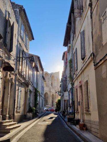 pusta ulica w mieście z budynkami w obiekcie Arles : maison provençale aux arènes. w mieście Arles