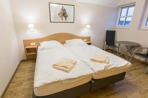 una camera da letto con un letto e due asciugamani di Sunnevelt-Apartment-19 a Kühlungsborn