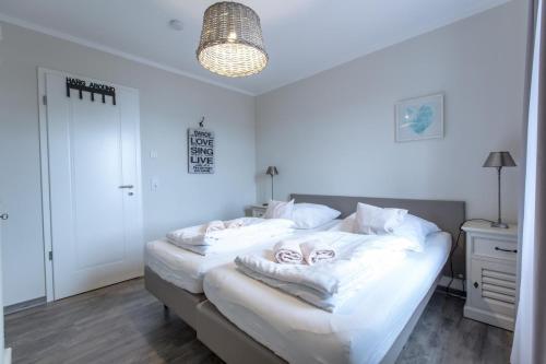 Villa-Borwin-Apartment-18 في كولونغسبورن: غرفة نوم مع طفلين ملقاة على سرير