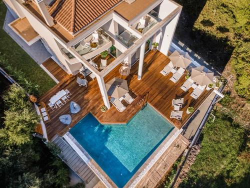 Výhled na bazén z ubytování White Pearl Premium Villa Corfu nebo okolí