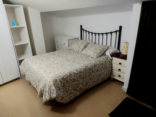Aromas del Jiloca في كالاموتشه: غرفة نوم مع سرير وخزانة وسرير سيد