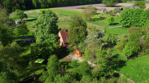 een luchtzicht van een huis in het midden van bomen bij Ferienhaus Christoph Seeger in Bugewitz