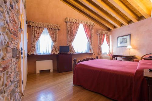 Postel nebo postele na pokoji v ubytování Grand Hotel Entourage - Palazzo Strassoldo