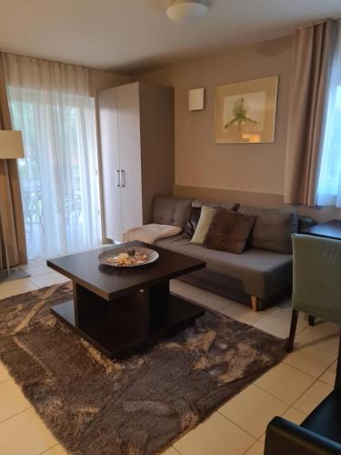 un soggiorno con divano e tavolo di Apartment Residence Marina Portorož LEVANT 203 a Portoroz
