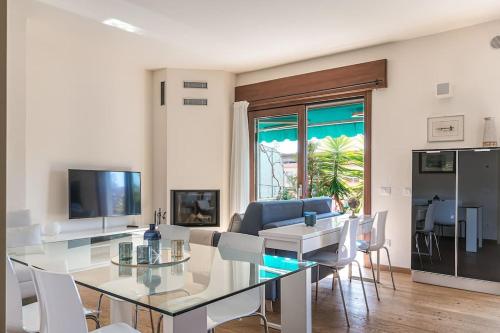 A television and/or entertainment centre at enJoy Home - Attico con idromassaggio e garage - zona Sant'Antonio