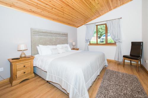 Giường trong phòng chung tại Tawny Lodge with Hot Tub