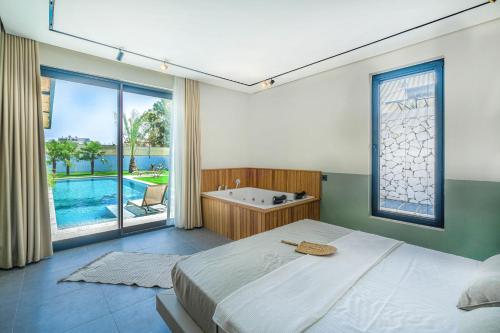 een slaapkamer met een groot bed en een bad bij Viohouses - Luxury Private Pool Villas Fethiye in Fethiye