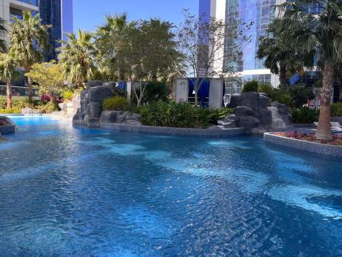 Bazén v ubytování Luxury 2BR Suite in Paramount Hotel and Residences nebo v jeho okolí