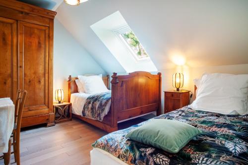 a bedroom with two twin beds and a window at Le Grand Banc - Maison typique pour 6 in Erquy