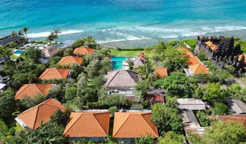 eine Luftansicht eines Resorts in der Nähe des Ozeans in der Unterkunft Uluwatu Cottages in Uluwatu