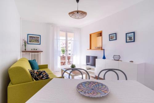 Photo de la galerie de l'établissement Flat With Loggia At 10min From The Beach, à Hyères